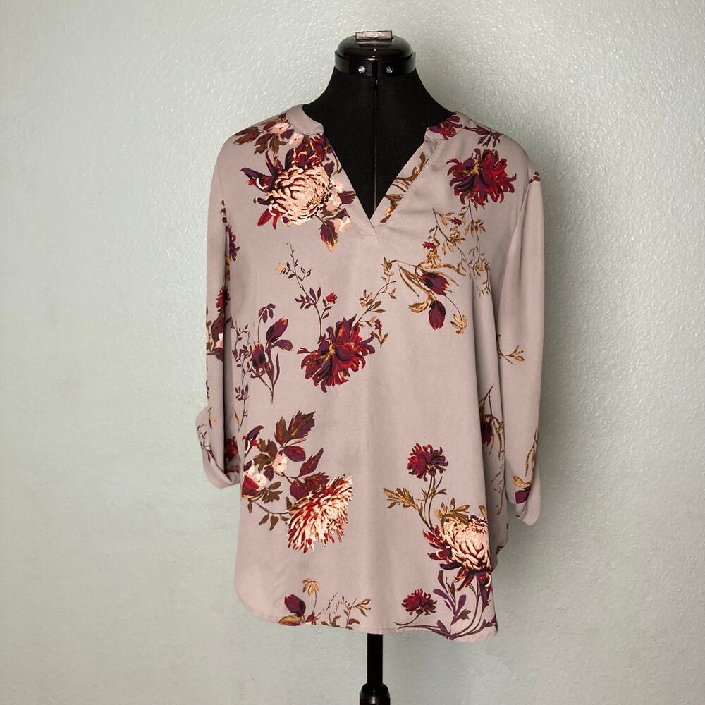 M Maurices small snag Gray Flower Floral Top Cuff Long Sleeve V Neck